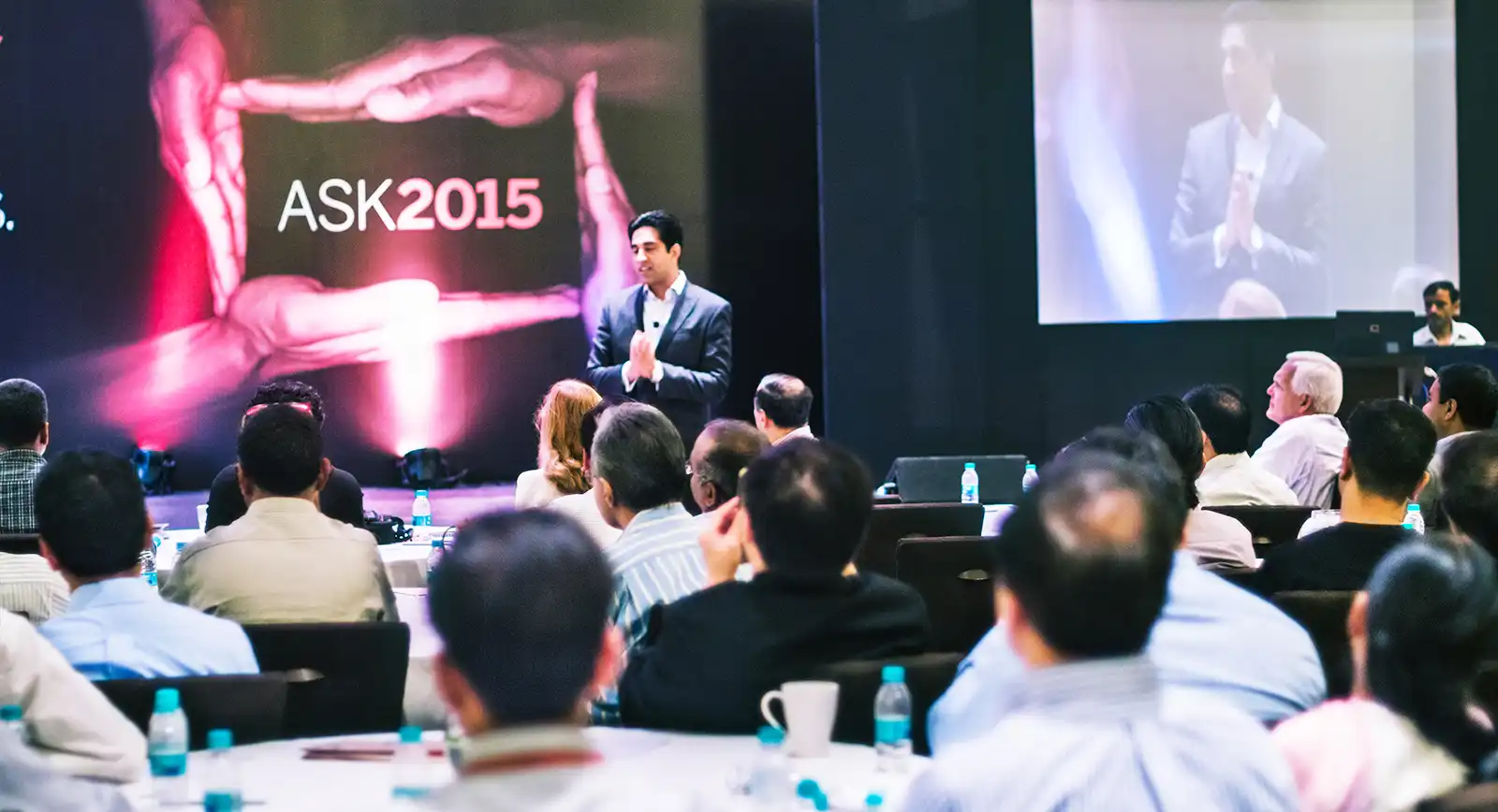 Simerjeet Singh, a keynote speaker in Dubai with an audience.