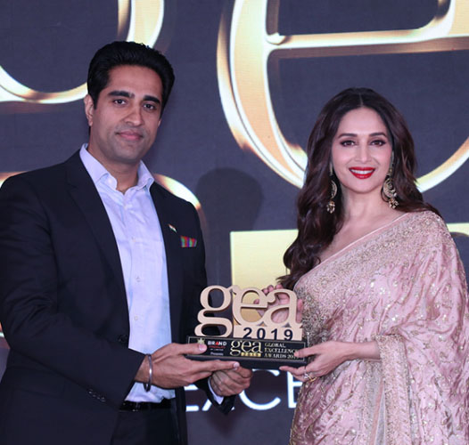 International Keynote Simerjeet Singh receiving the Global Excellence Award in Motivational Speaking from Mrs. Madhurie Dixit Nene